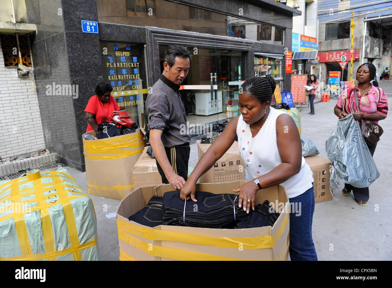 Asien China Guangzhou, fast 100.000 afrikanische Händler kaufen und Schiff Textilien und andere Waren von hier nach Afrika - Textilindustrie Textilien Bekleidung Kleidung Kleidung Stockfoto