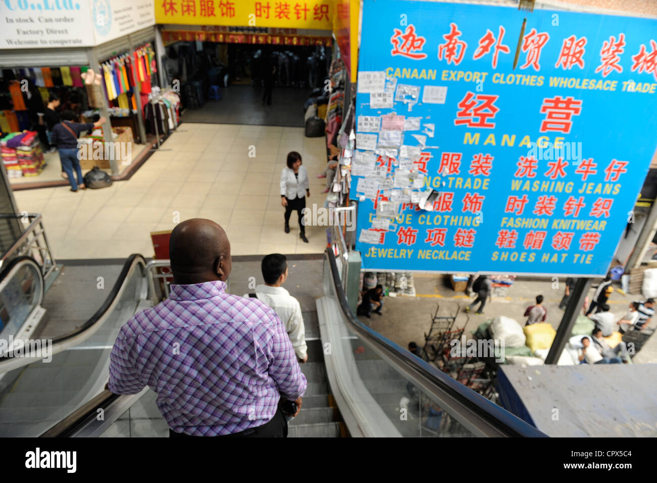 Asien CHINA Guangzhou, fast 100.000 afrikanische Händler kaufen und Schiff Textilien und andere waren von hier aus nach Afrika Stockfoto