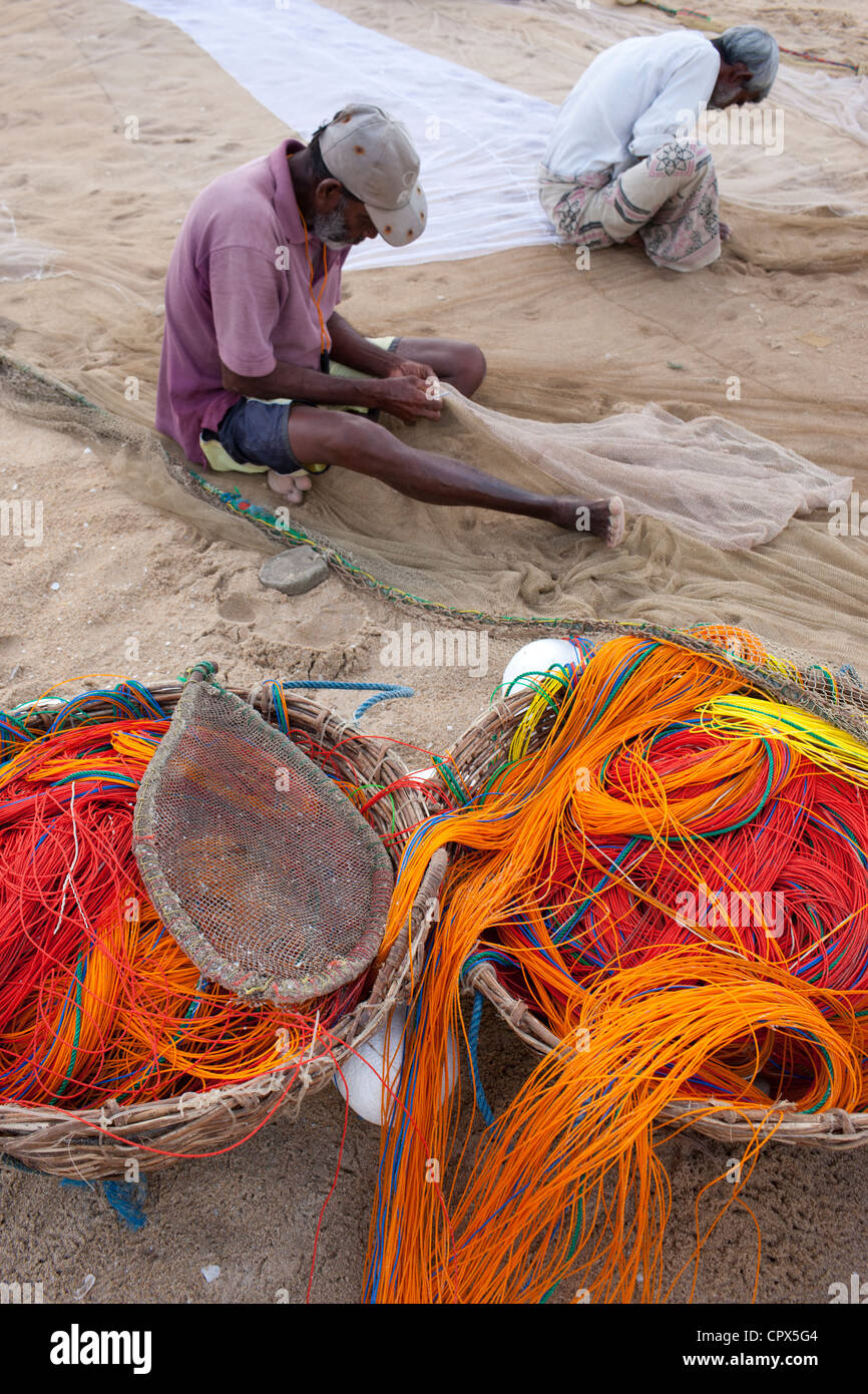Fischer Flicken ihre Netze in Kalpitiya, Sri Lanka Stockfoto