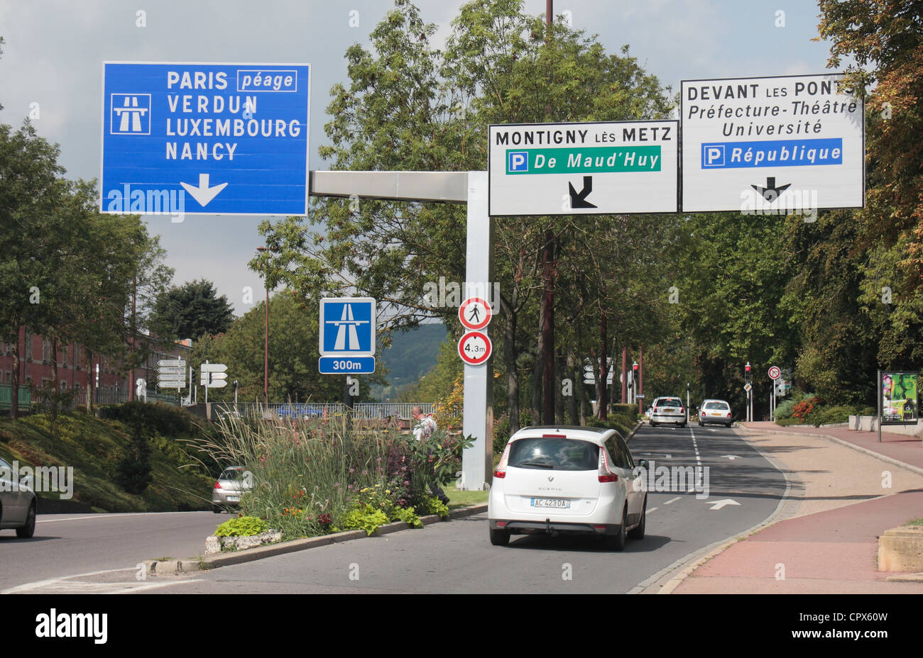 Typische französische Verkehrszeichen (L-R blau Autobahn Peage/mautpflichtigen Strecke, lokale Städte) in Metz, Moselle, Lothringen, Frankreich. Stockfoto