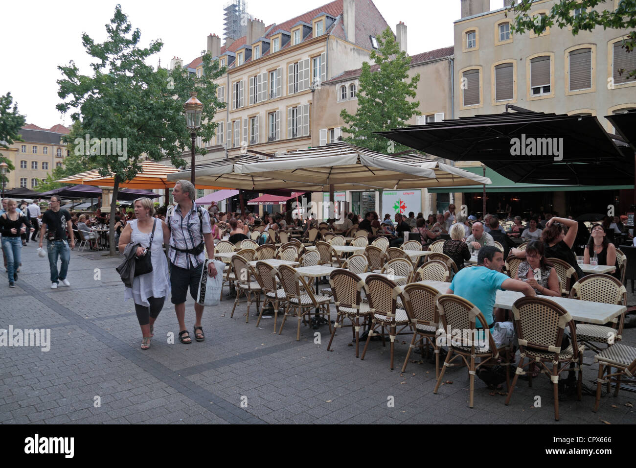 Allgemeine Ansichten von Straßencafés in Metz, Moselle, Lothringen, Frankreich. Stockfoto