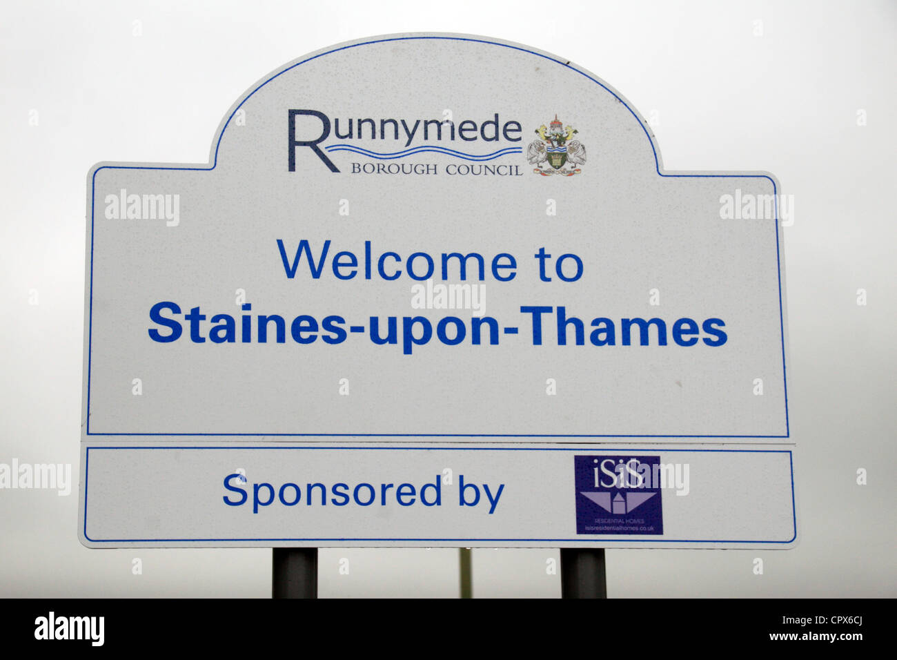 Ein "Welcome to Staines-upon-Thames" Straßenschild, Surrey, UK. Staines wurde Staines-upon-Thames am 20. Mai 2012. Stockfoto