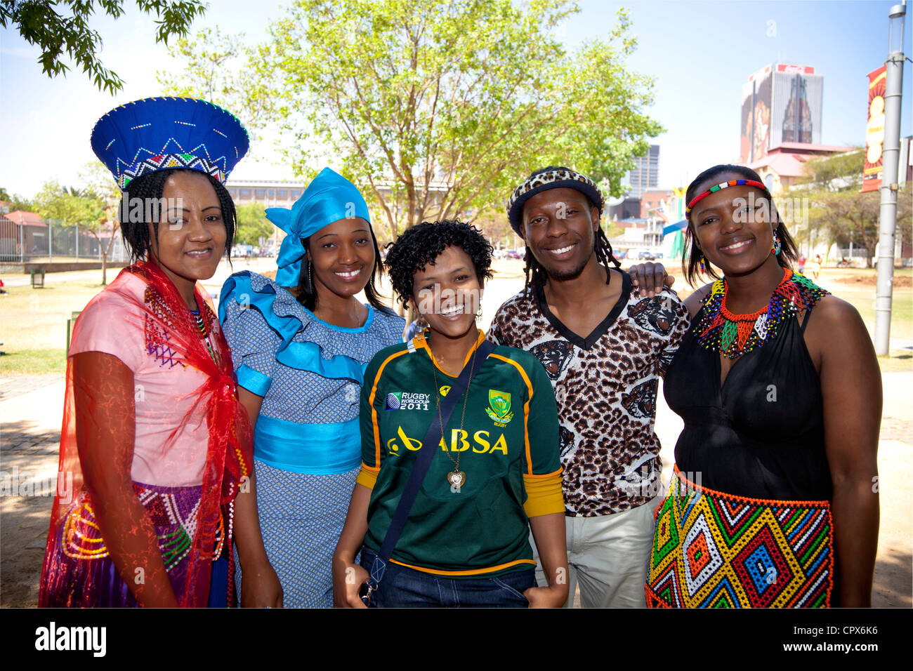 Fünf Personen gekleidet in traditioneller Kleidung lächelt in die Kamera Stockfoto