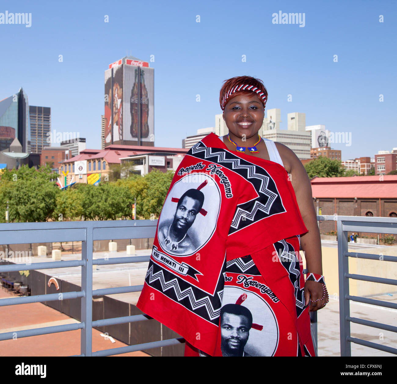 Afrikanische Frau, gekleidet in traditioneller Kleidung lächelt in die Kamera Stockfoto