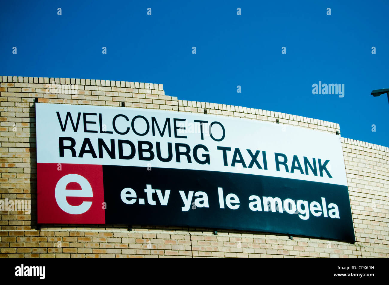 Nahaufnahme der Schild mit der Aufschrift "Willkommen in Randburg Taxistand" Stockfoto