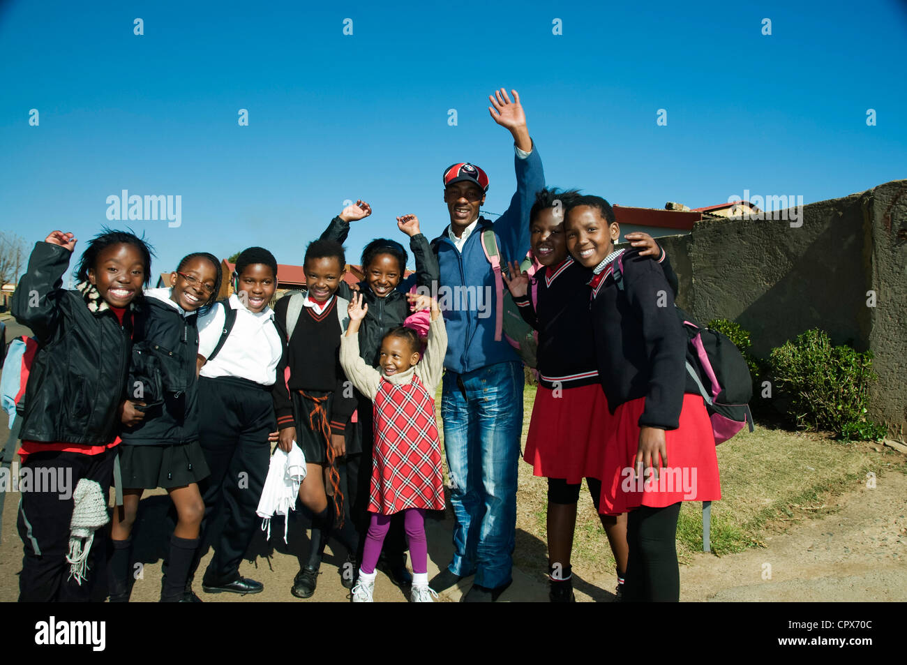 Eine Gruppe von Schulkindern, die auf der Straße Stockfoto