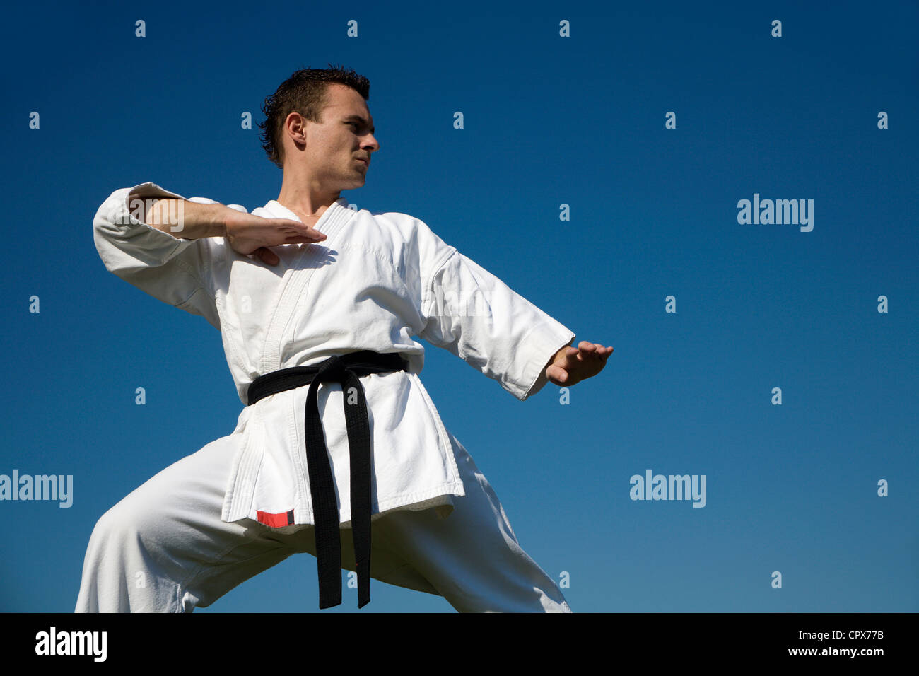 Karatetraining im kimono Stockfoto