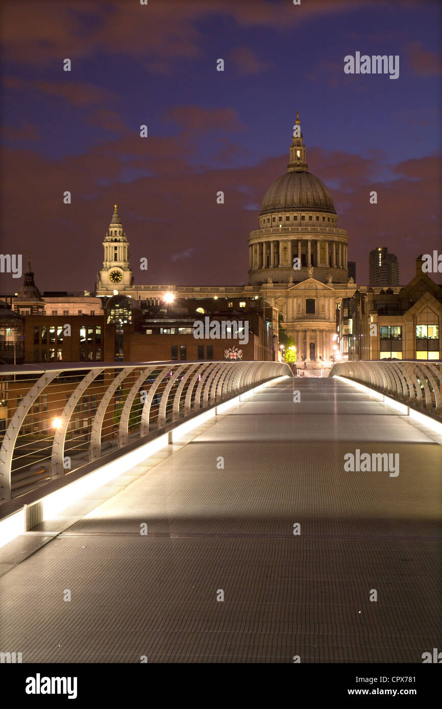 London - moderne Brücke und St. Paul s Cathedral Morgen Stockfoto