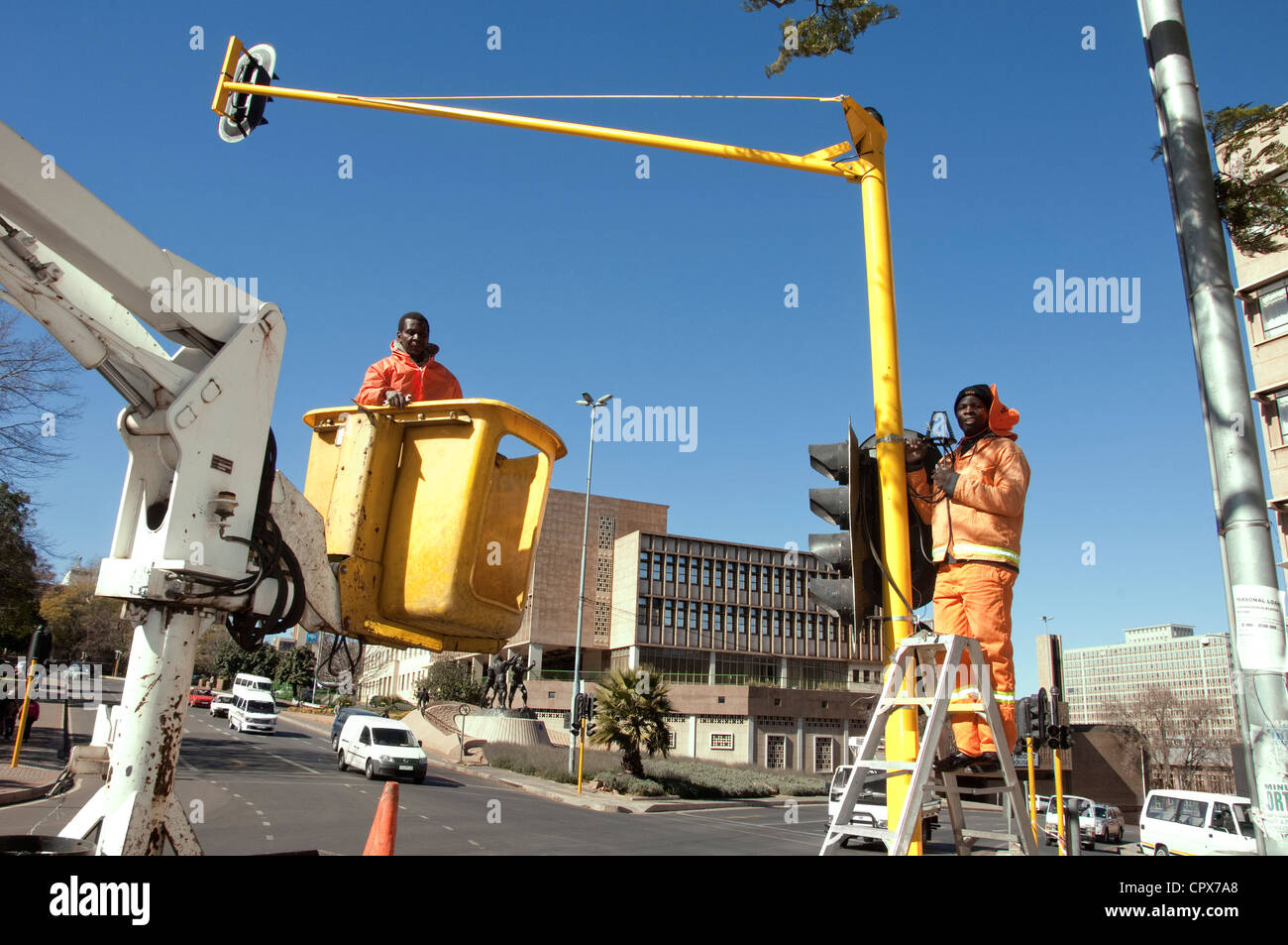 Städtische Arbeiter reparieren eine Ampel Stockfoto