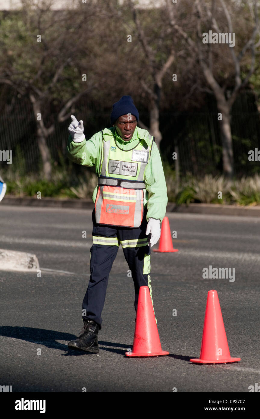 Johannesburg-Verkehr-Helfer leitet den Datenverkehr Stockfoto