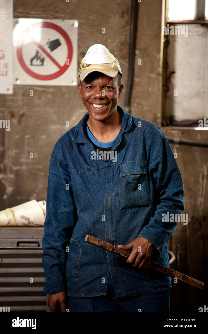 Porträt der Fabrikarbeiter, Magnet-Fabrik, Gauteng, Südafrika Stockfoto