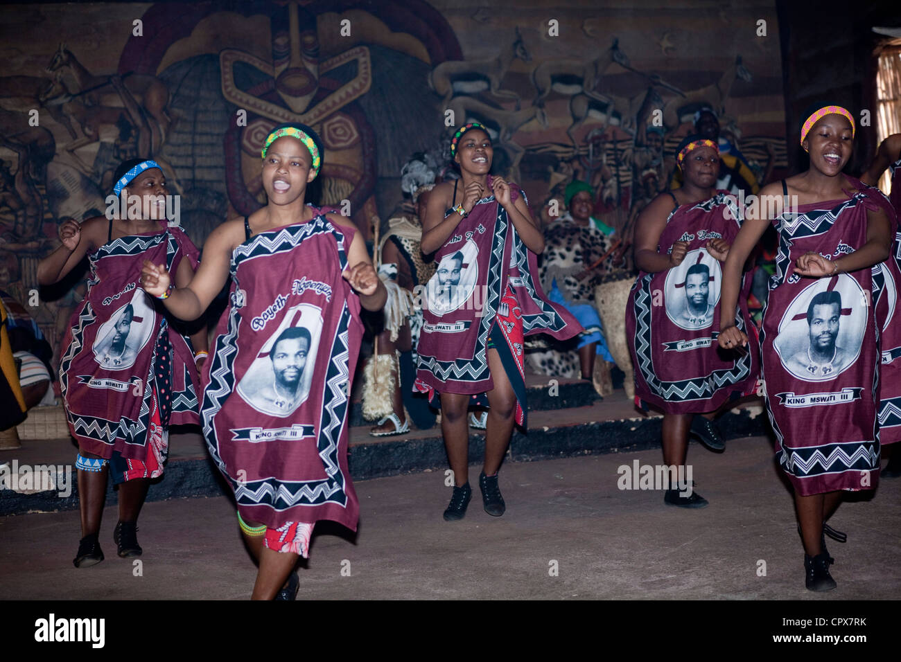 Eine Gruppe von traditionellen afrikanischen Tänzerinnen tanzen Stockfoto