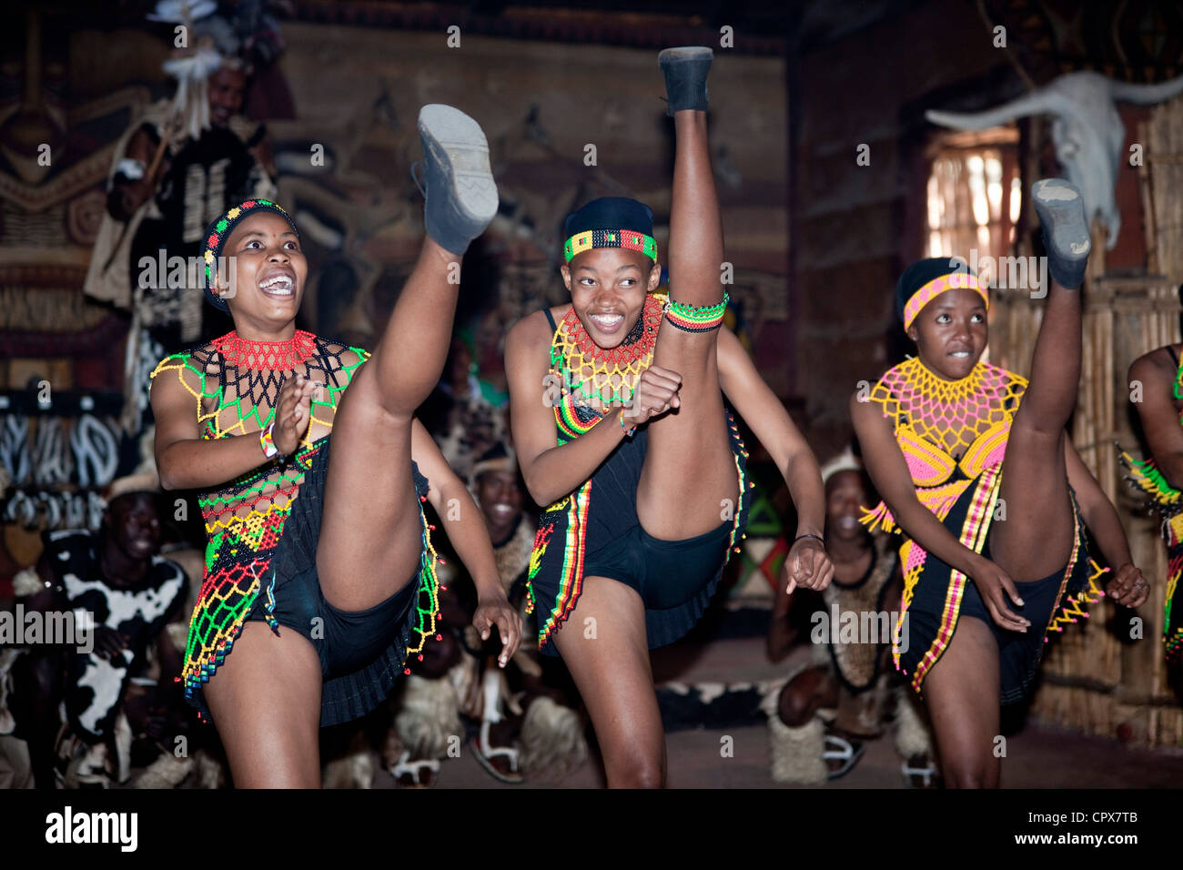 Drei afrikanische traditionelle Tänzerinnen tanzen Stockfoto