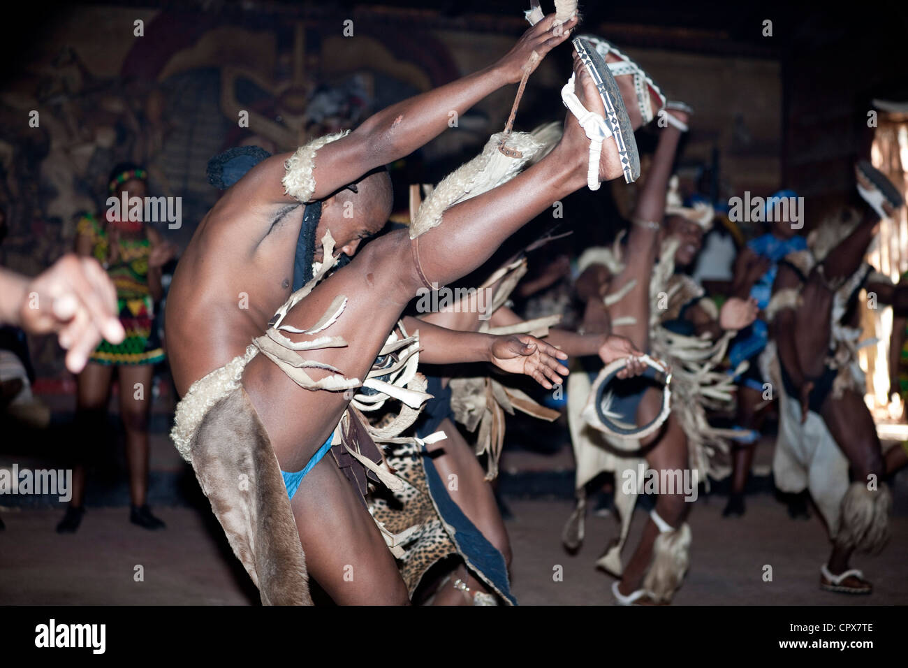 Eine Gruppe von traditionellen afrikanischen männlichen Tänzer tanzen Stockfoto