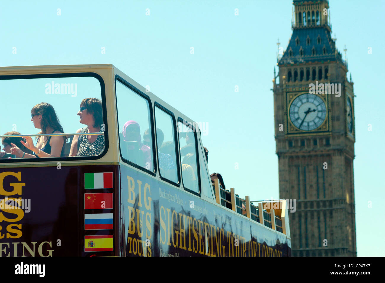 Die big Bus von London mit big Ben im Hintergrund Stockfoto