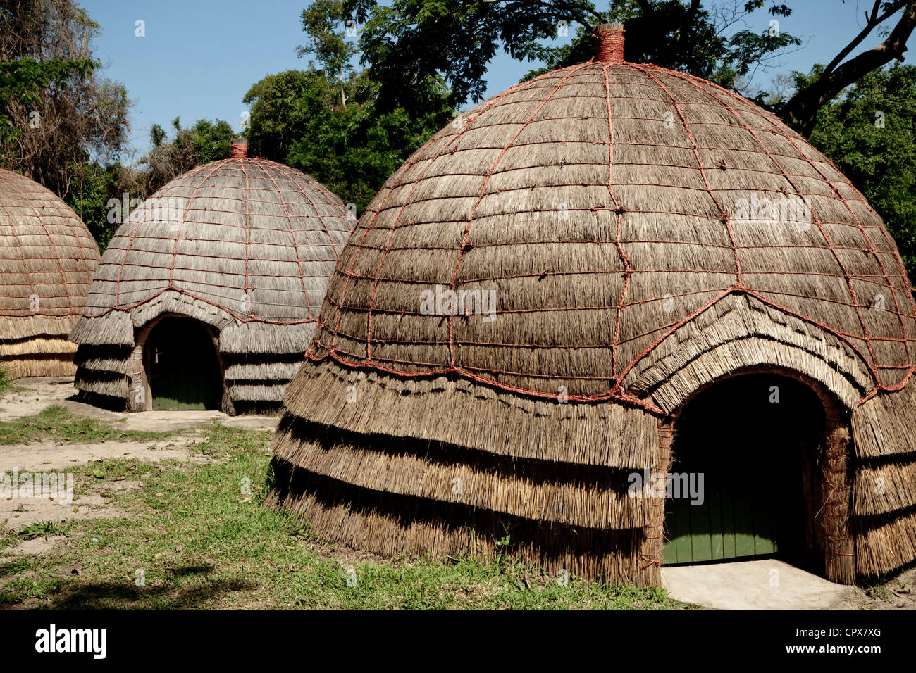 Insgesamt Aufnahmen von drei traditionellen Zulu-Hütten Stockfoto