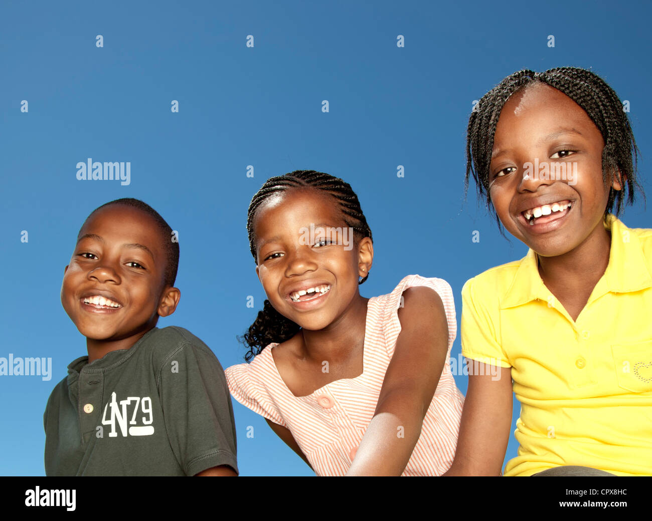 Drei Kinder in die Kamera Lächeln Stockfoto