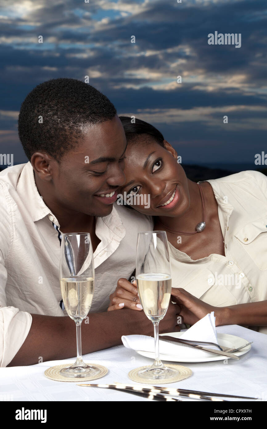 Eine afrikanische paar teilen einen intimen Moment im Freien während des Sonnenuntergangs Stockfoto