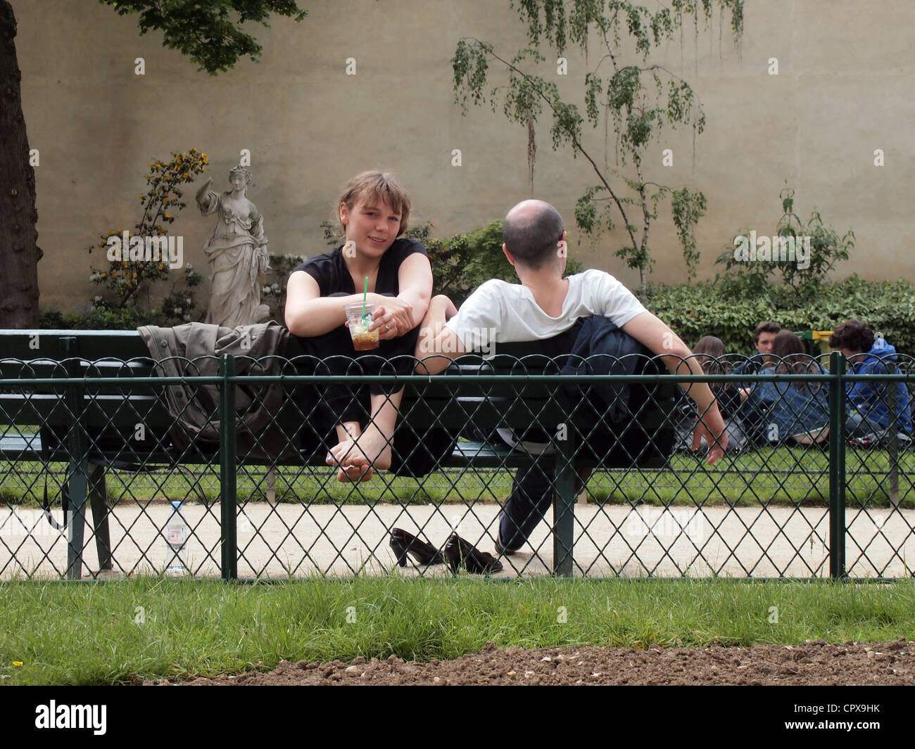 Liebhaber auf einer Parkbank in Paris, Frankreich, 9. Mai 2012, © Katharine Andriotis Stockfoto