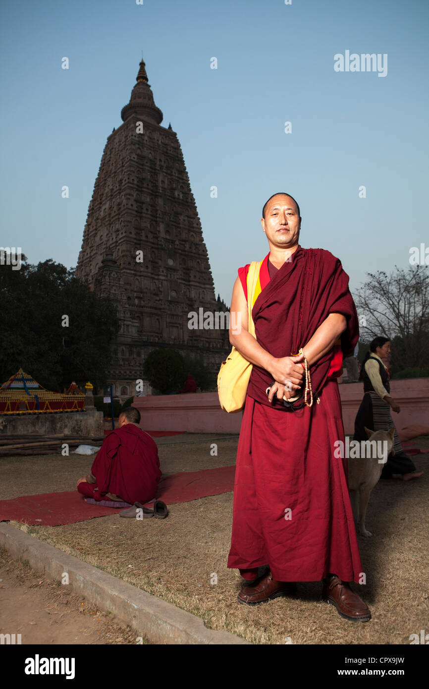 Tibetischer Monch Mit Mahabodhi Tempel Bodh Gaya Bihar Indien Stockfotografie Alamy