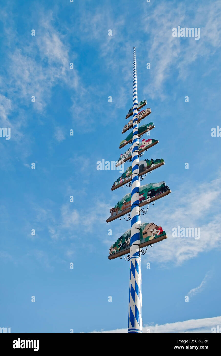 Eine dekorative Maibaum steht groß in der bezaubernden bayerischen Dorf Leavenworth, Washington. Stockfoto