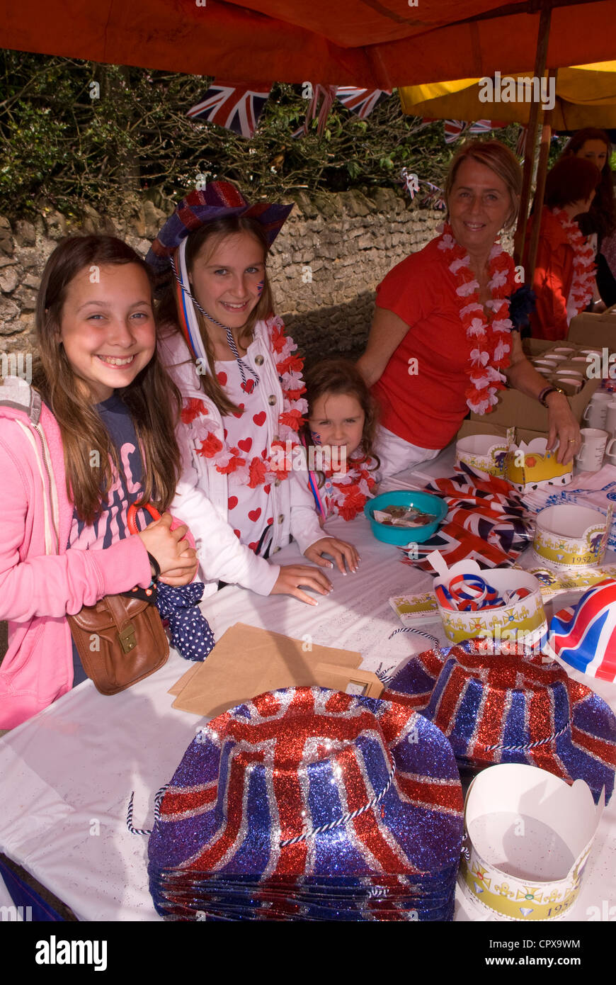 Souvenirverkäufer Stand bei den Feierlichkeiten der Königin Diamond Jubilee, Rowledge Dorf, Surrey/Hampshire Grenze, UK. Stockfoto