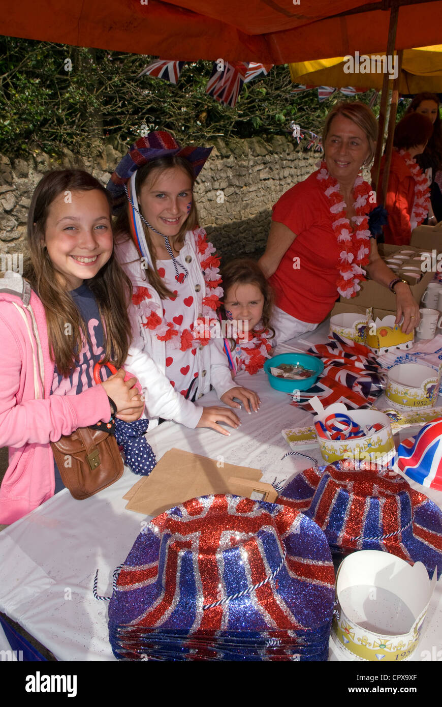 Stall Souvenirverkäufer bei den Feierlichkeiten der Königin Diamond Jubilee, Rowledge Dorf, Surrey/Hampshire Grenze Stockfoto