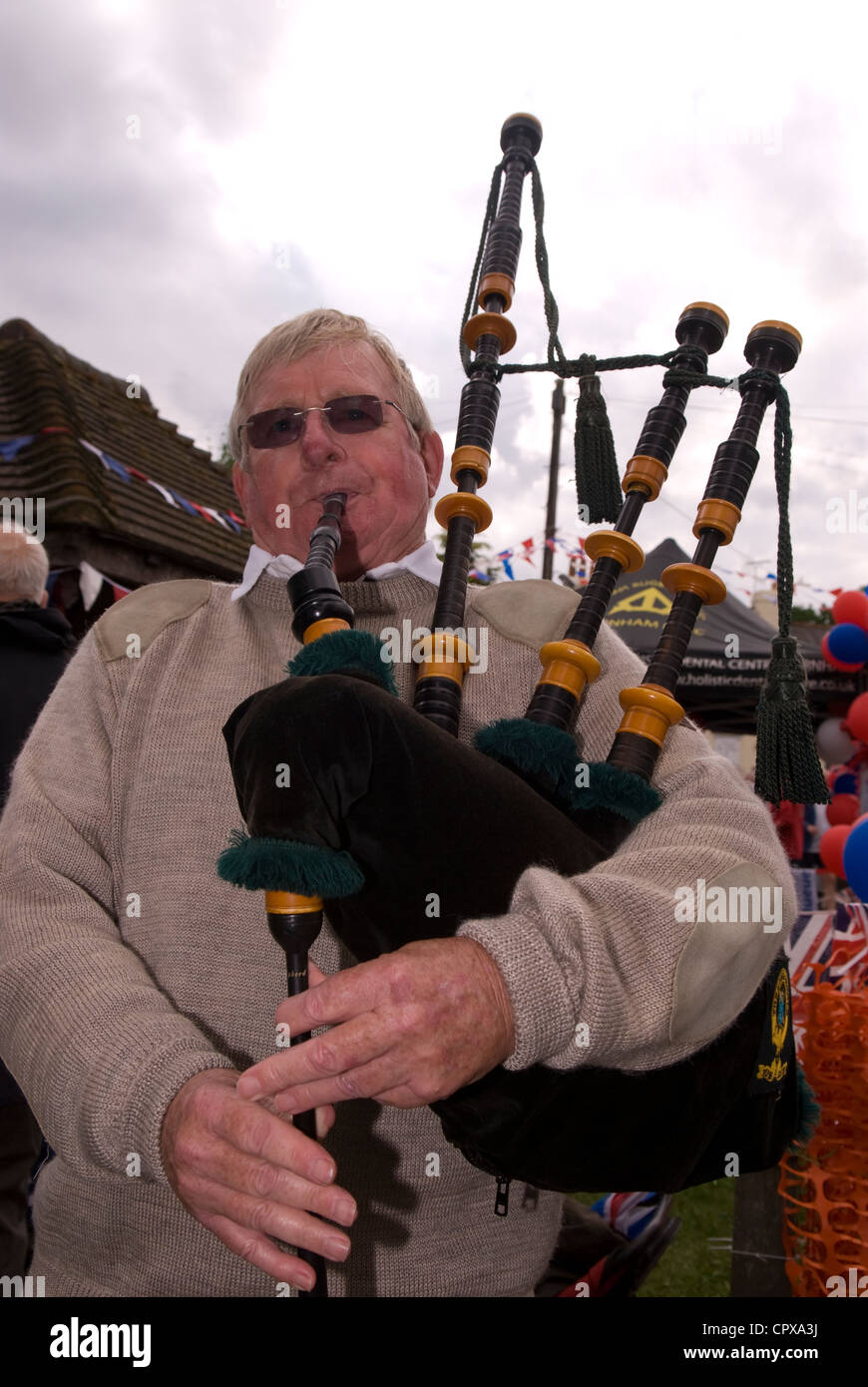 Man spielt Dudelsack bei den Feierlichkeiten zur der Königin Diamond Jubilee, Rowledge Dorf Stockfoto