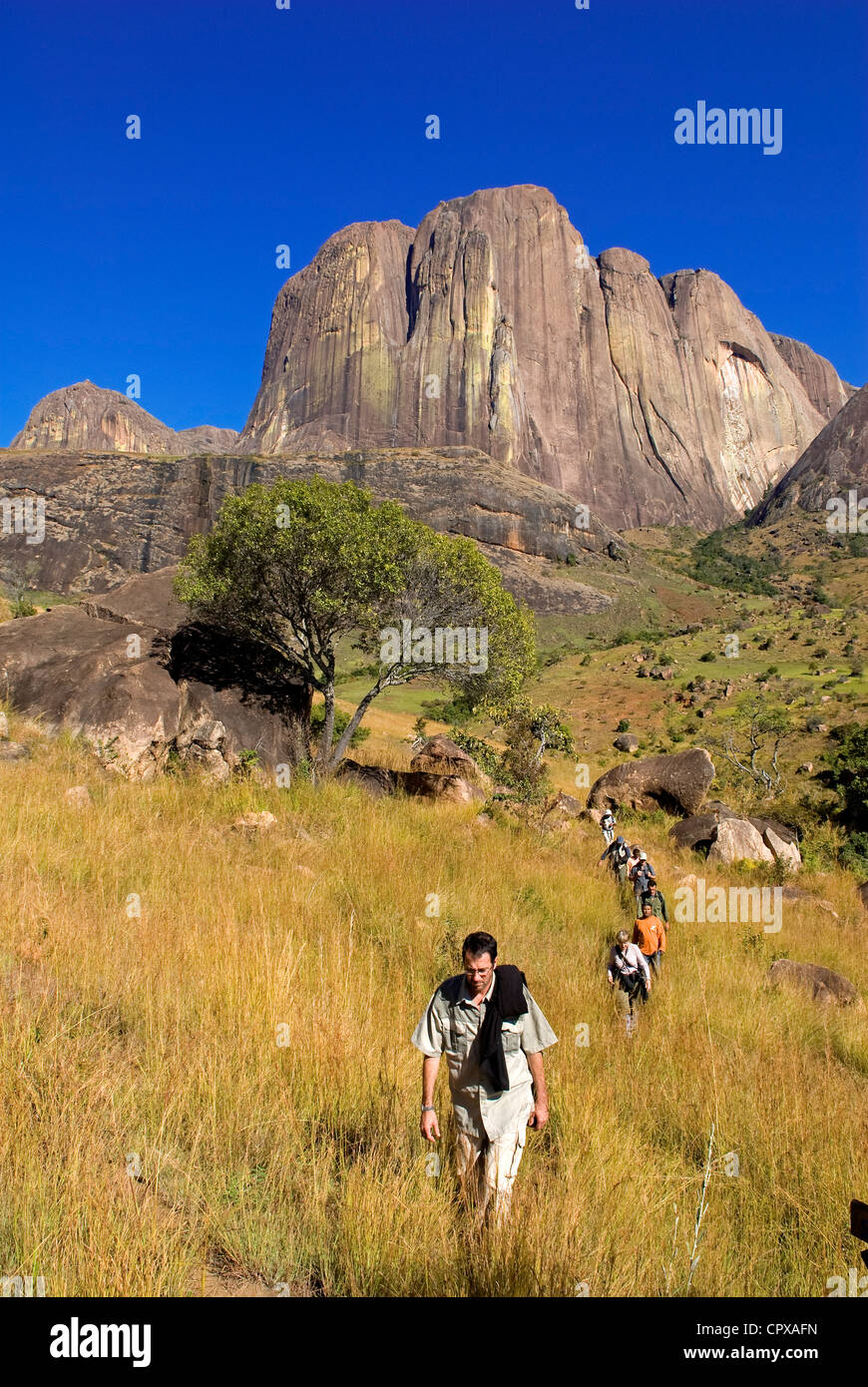 Madagaskar, ehemalige Provinz von Fianarantsoa Eastern Highlands Wanderer im Tsaranoro-Tal Andringitra Moutain Range region Stockfoto