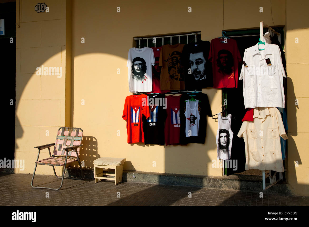 Blick auf die Stadt von La Habana, Kuba, Südamerika. Shop mit Che Guevara T-shirts und Shirts für Verkauf Stockfoto
