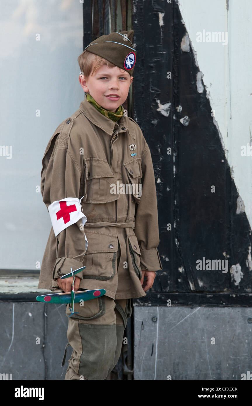 Ein französischer Reenactor, gekleidet in der Kleidung des Zweiten Weltkriegs, lächelt für ein Foto während der D-Day-Feier im Ste. Mere Eglise, 3. Juni. Task Force 68, die sich aus Fallschirmjägern aus den USA, Deutschland, Frankreich, Holland und Großbritannien setzt, hat die D-Day-Flugoperation auf den La Fiere Fields in der Nähe von Ste. Mere Eglise, Frankreich, um der Heldentaten der Fallschirmjäger des Zweiten Weltkriegs zu gedenken, die vor 68 Jahren den Sprung gemacht haben. Nach dem Sprung marschierte die Einsatztruppe in die Stadt Ste. Nur Eglise zu den Klängen des Jubels von den Einheimischen. Task Force 68 ist in der Normandie, Frankreich, um der 68. Jahrestages des D-Day zu gedenken. Stockfoto