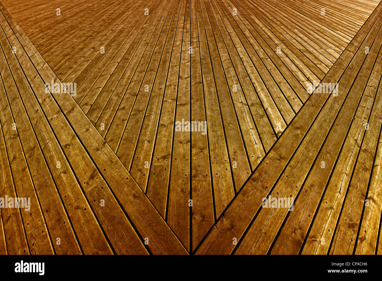 Holzbohlen, die einem großen Pier bilden. Stockfoto