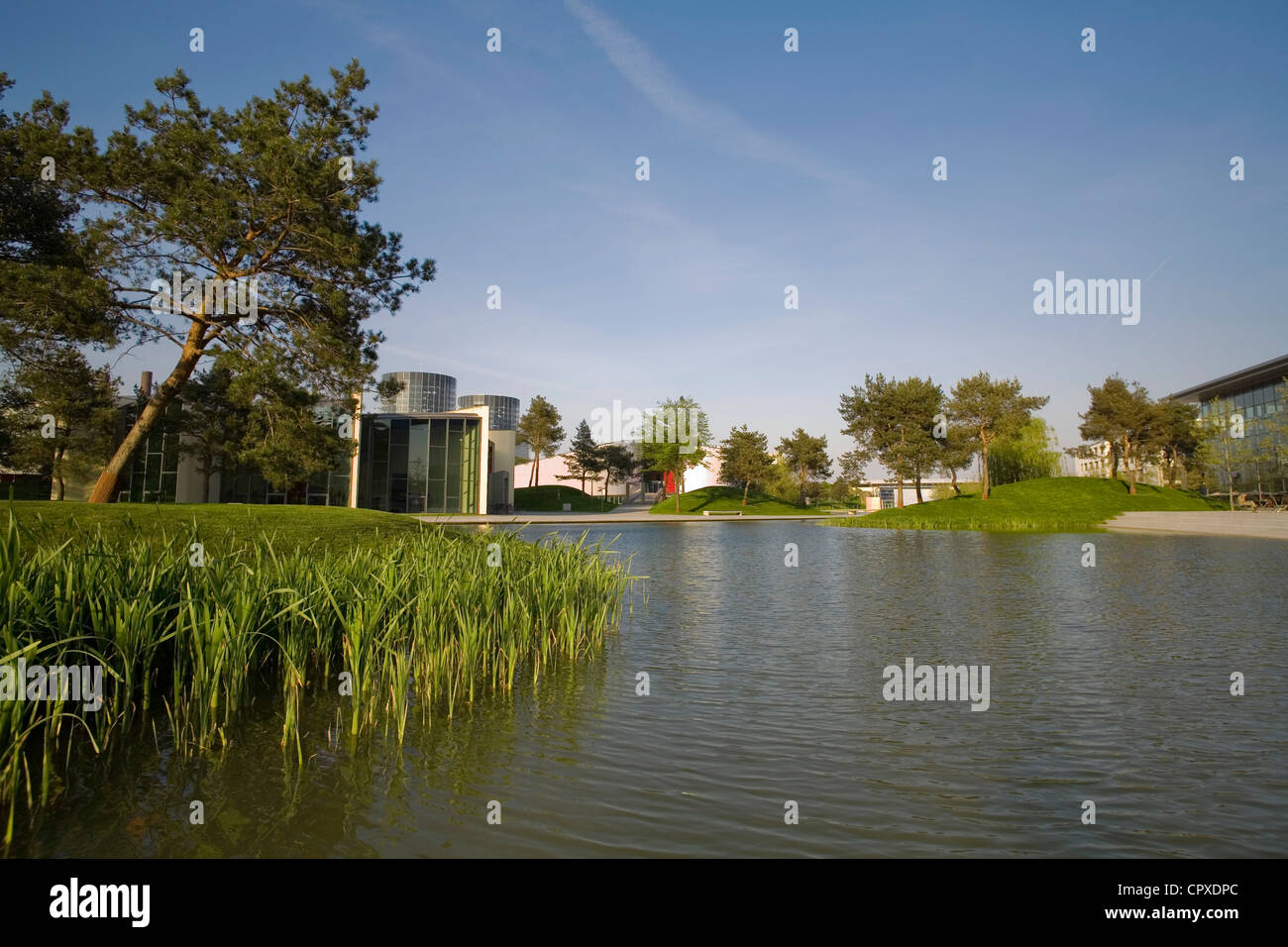 Ruhigen Wasserstraßen zwischen Pavillons in der Volkswagen-Konzern Autostadt ("Autostadt"), Wolfsburg, Deutschland Stockfoto