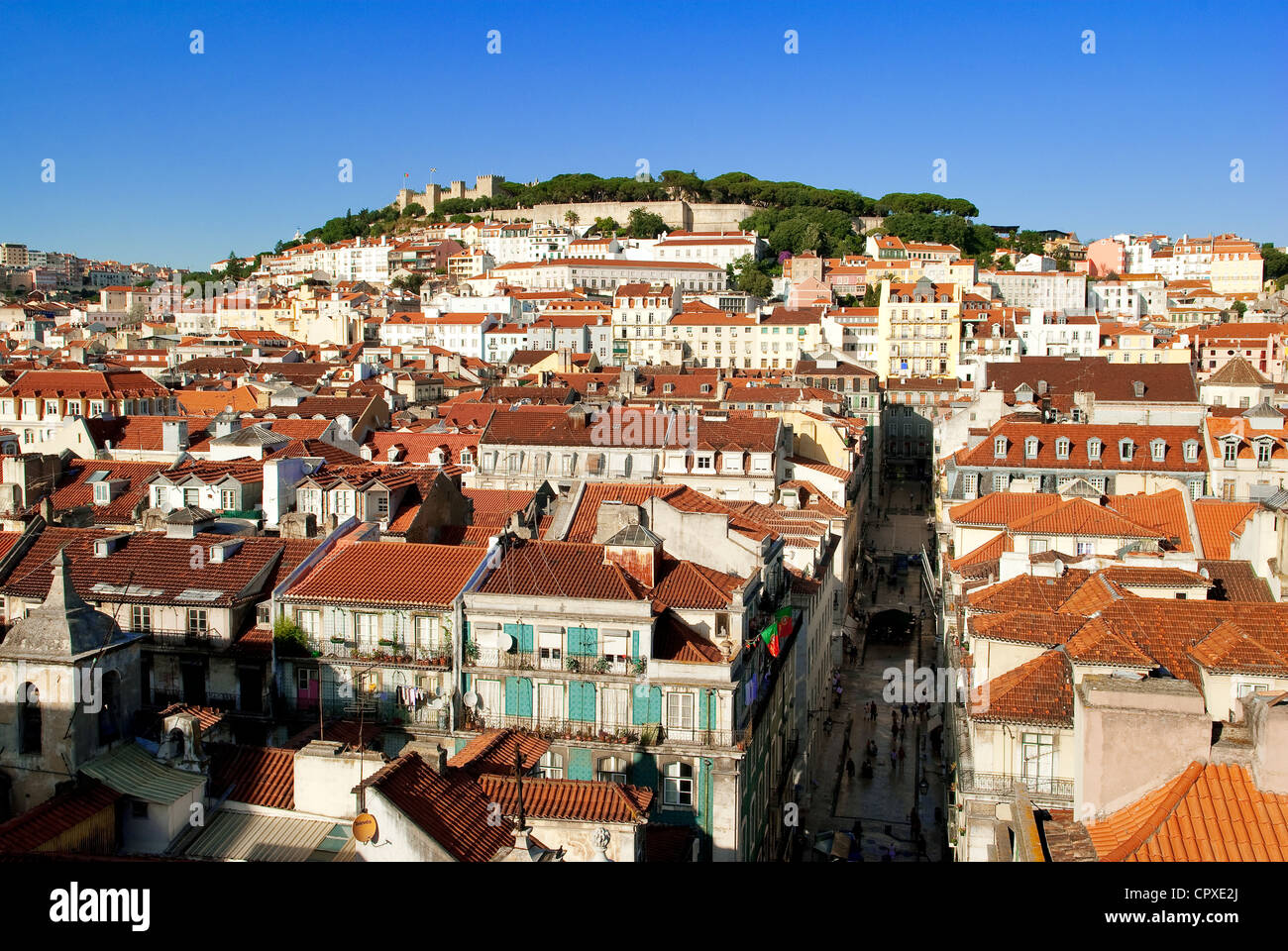 Portugal Lissabon Baixa Bezirk Castelo Sao Jorge Saint George Castle von Terrasse von Lisboa Regency Chiado Hotel Rua Nova aus gesehen Stockfoto