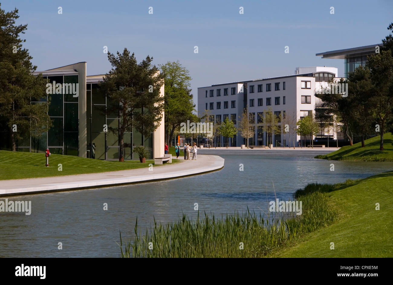 Ruhigen Wasserstraßen zwischen Pavillons in der Volkswagen-Konzern Autostadt ("Autostadt"), Wolfsburg, Deutschland Stockfoto