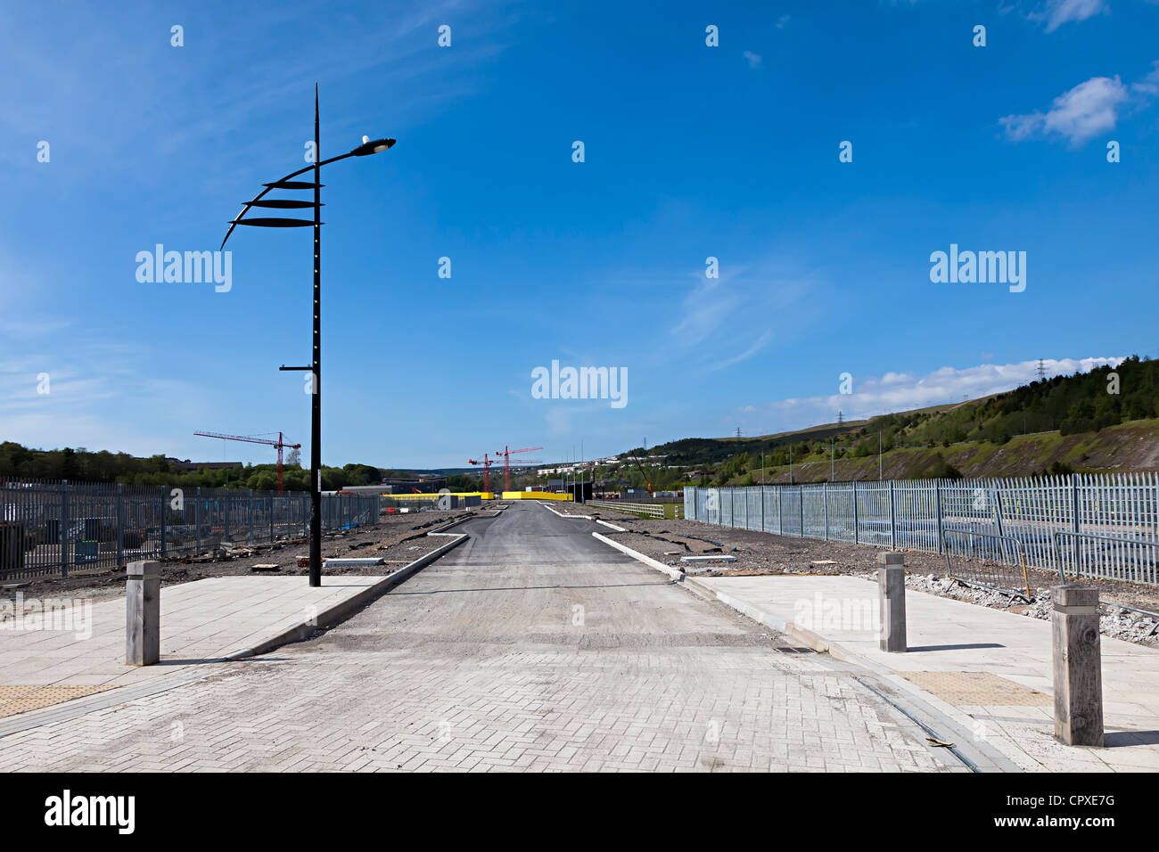 Neu gebaute Straße mit Lamp Post Teil der The Works Regeneration des Standortes ehemalige Stahlwerke, Ebbw Vale, Wales, UK Stockfoto