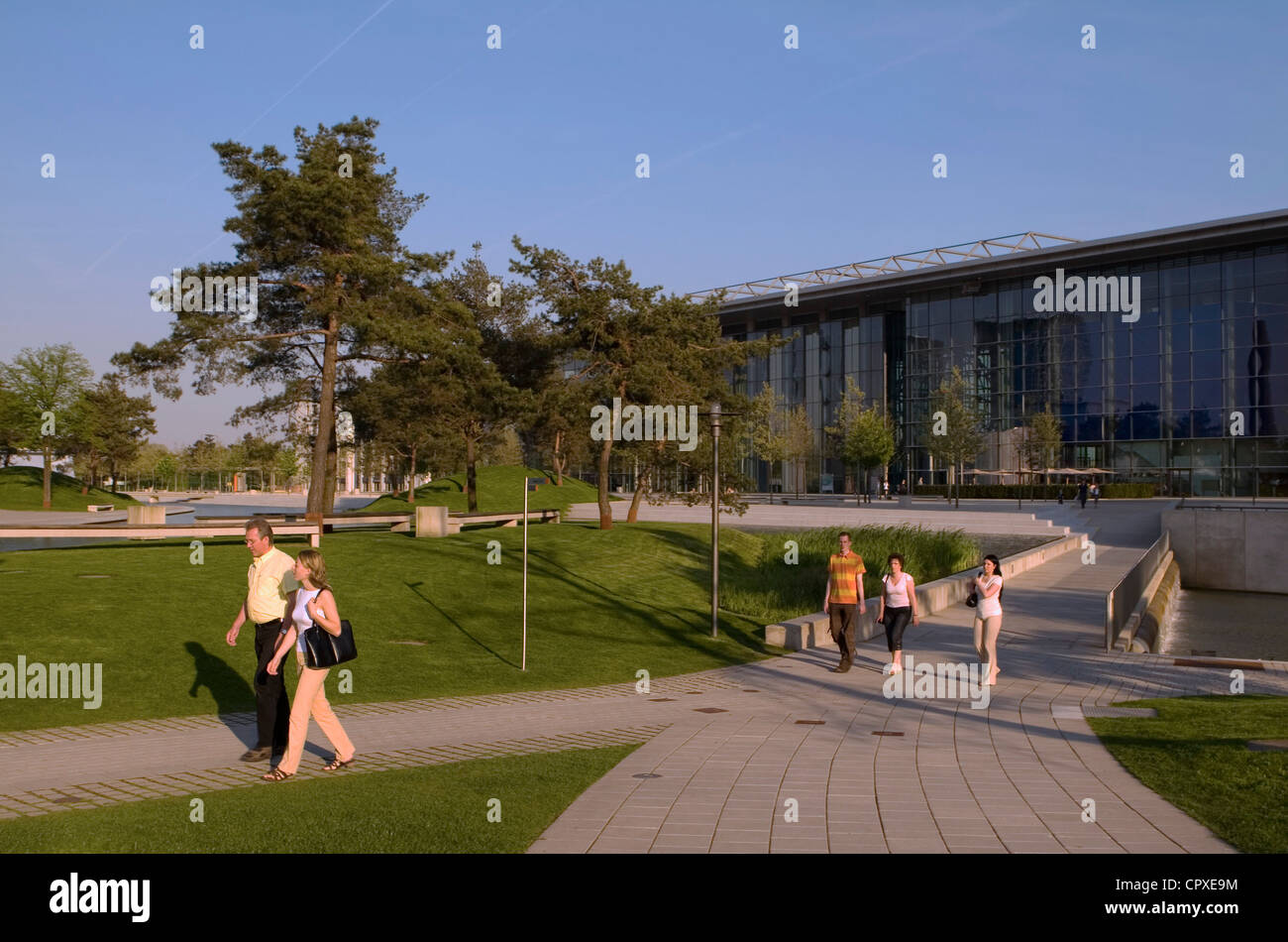 Forum Gruppenbildung in der Volkswagen-Konzern Autostadt ("Autostadt"), Wolfsburg, Deutschland Stockfoto