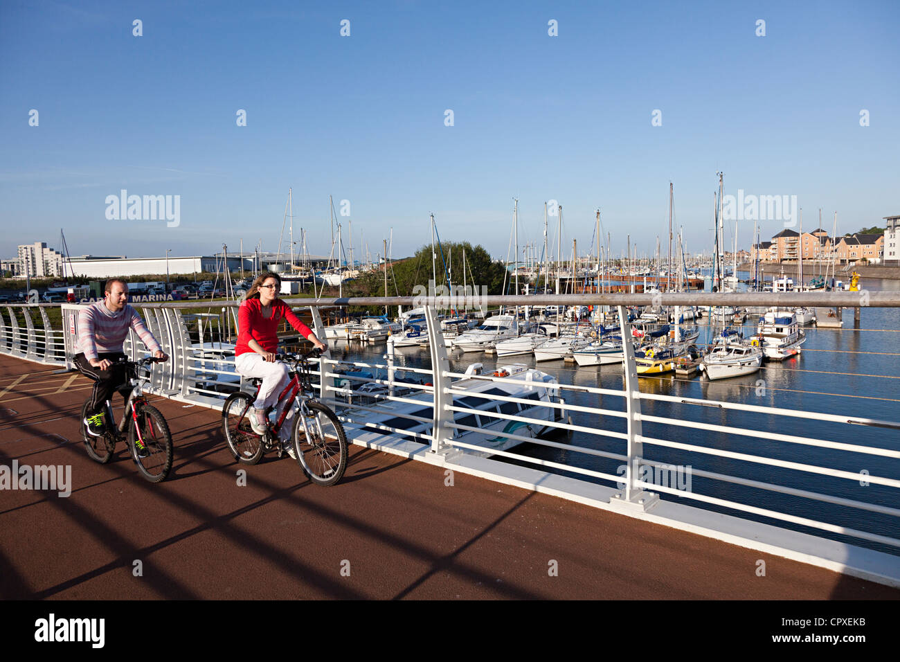 Radfahrer auf Brücke über einen Teil der Cardiff Bay Liegeplätze, Wales, UK Stockfoto