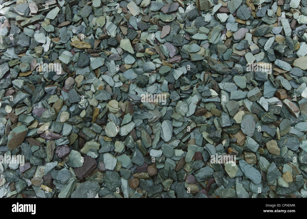 Zerkleinerte Schiefer mit einer Mischung aus Tönen und Farben, überwiegend grün. Stockfoto