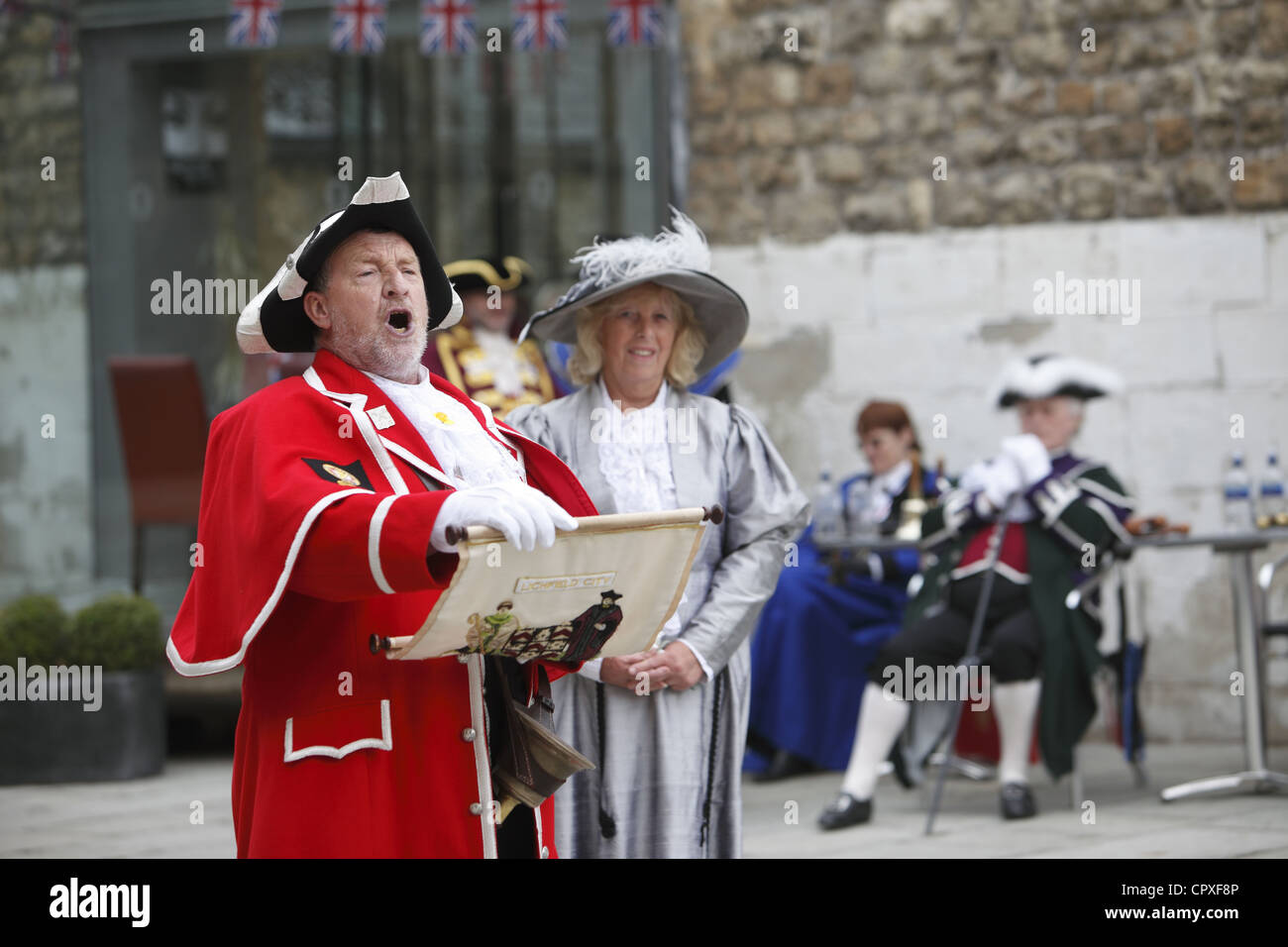 Stadt-Schreiern konkurrieren in einem Nationalwettbewerb der Stadtausrufer feiern Königin Elizabeth II Diamond Jubilee in Oxford Castle, Großbritannien Stockfoto