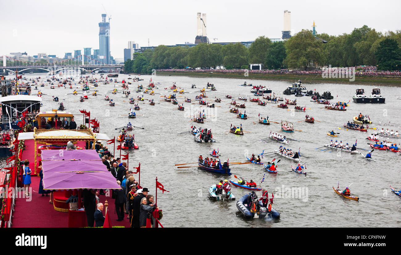 Ein Teil der Flotte während der Themse Diamond Jubilee Pageant übergibt die Royal Barge und Battersea Power Station Stockfoto