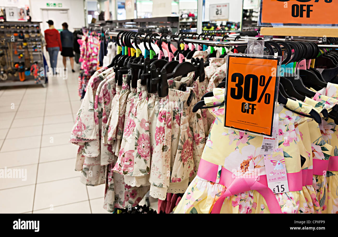 Kleidung zum Verkauf im Shop mit 30 Prozent Rabatt Ticket, UK Stockfoto