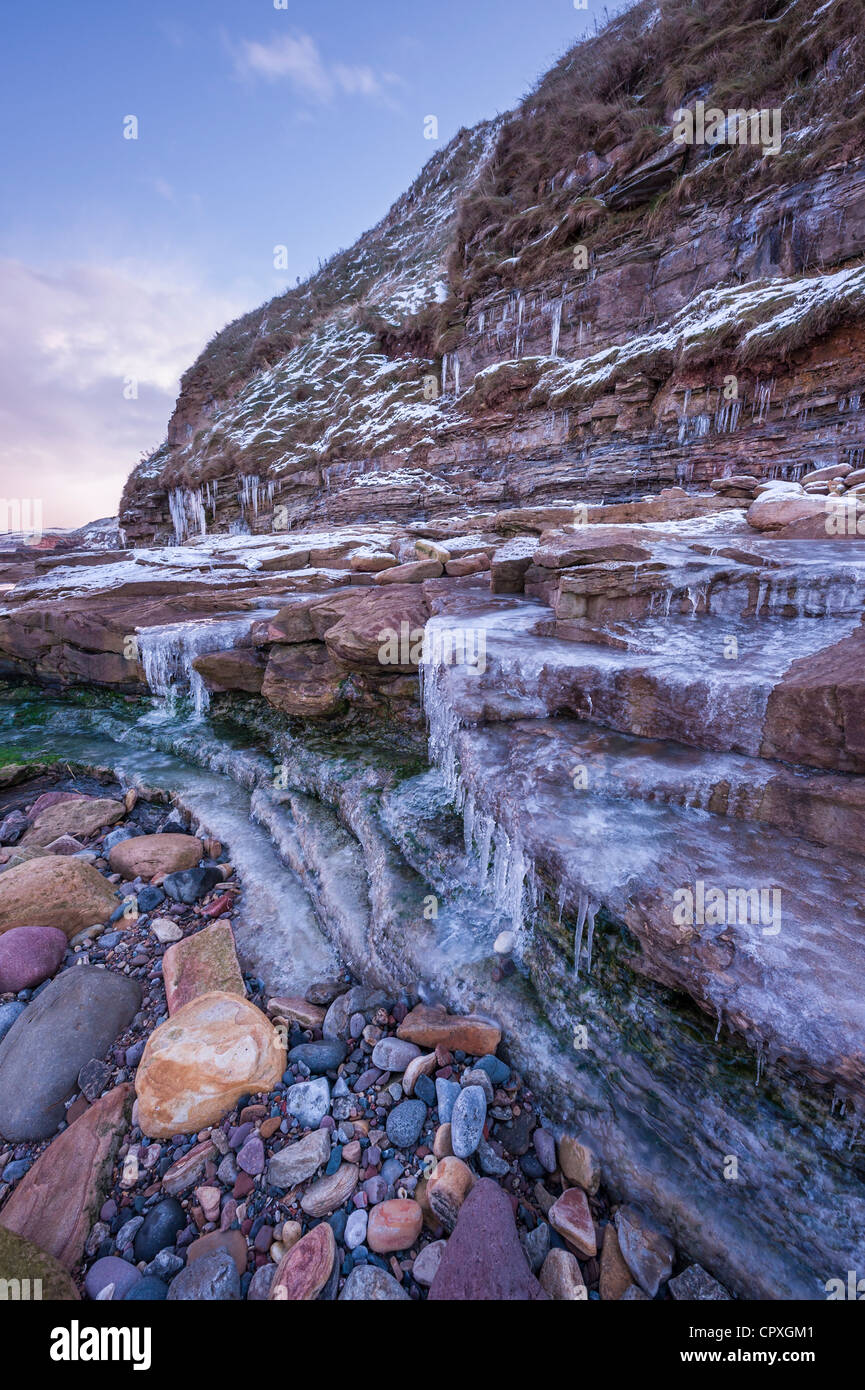 Eis und Fels-Formationen Thorntonloch Strand, Grenzen, Schottland, Großbritannien Stockfoto