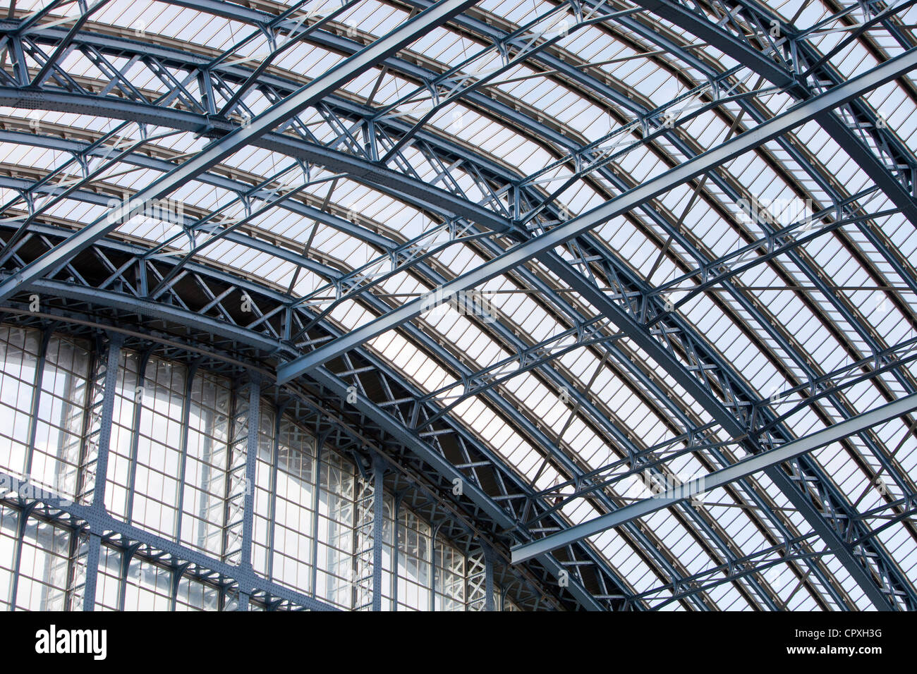 Die innere Dachfläche von St Pancras Station, London, UK. Stockfoto