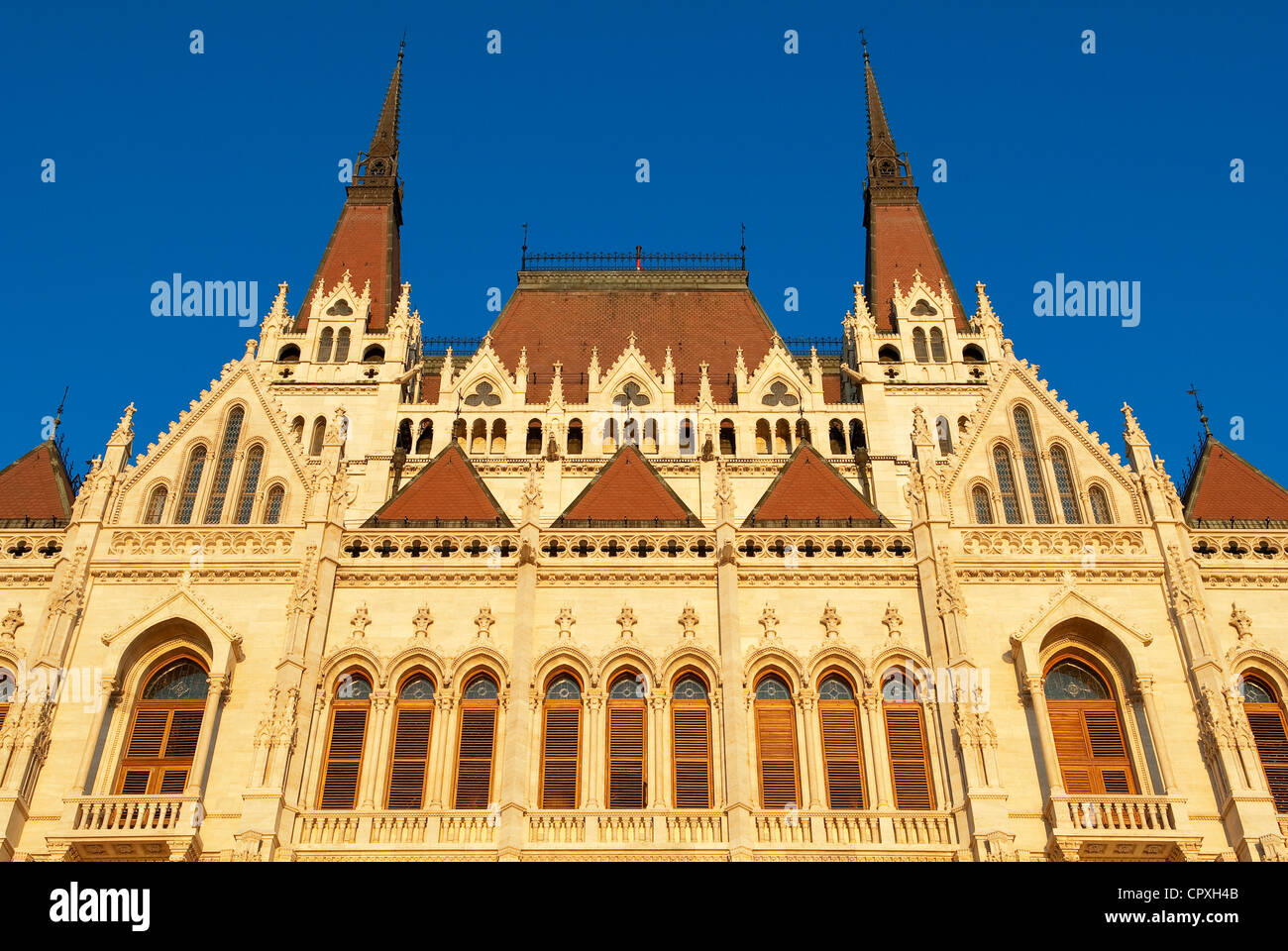 Ungarn Budapest Parlament erreicht wurde im Jahre 1902 mit Blick auf Donauufer als Weltkulturerbe von der UNESCO in Pest aufgeführt Stockfoto