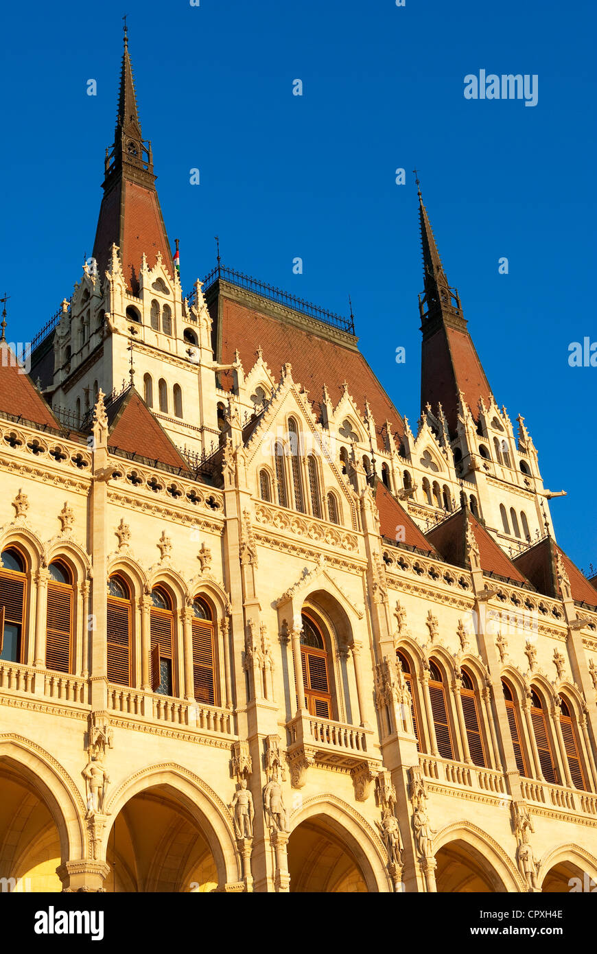 Ungarn Budapest Parlament erreicht wurde im Jahre 1902 mit Blick auf Donauufer als Weltkulturerbe von der UNESCO in Pest aufgeführt Stockfoto