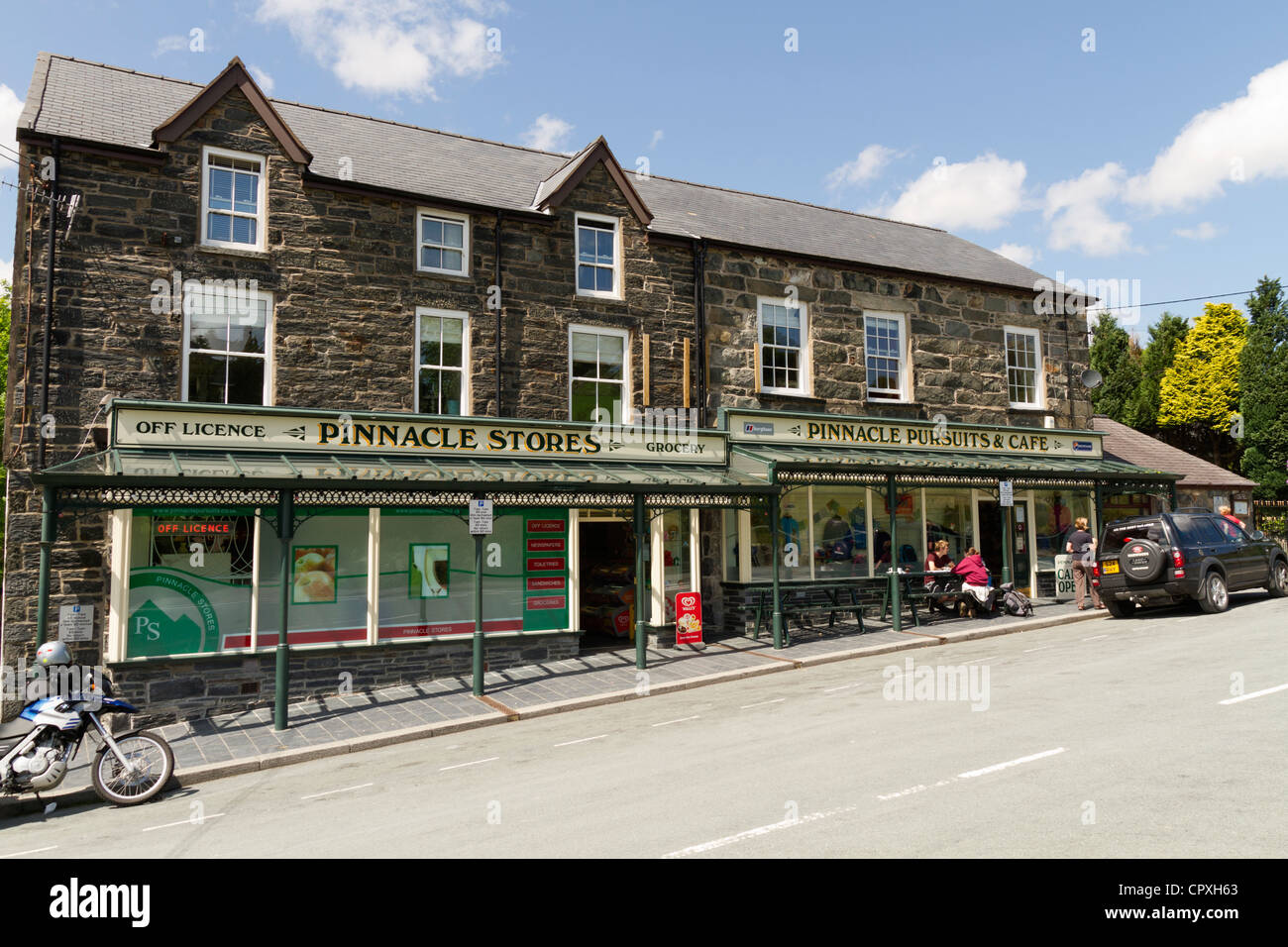 Kleine Geschäfte in Capel Curig in Nord-Wales Stockfoto