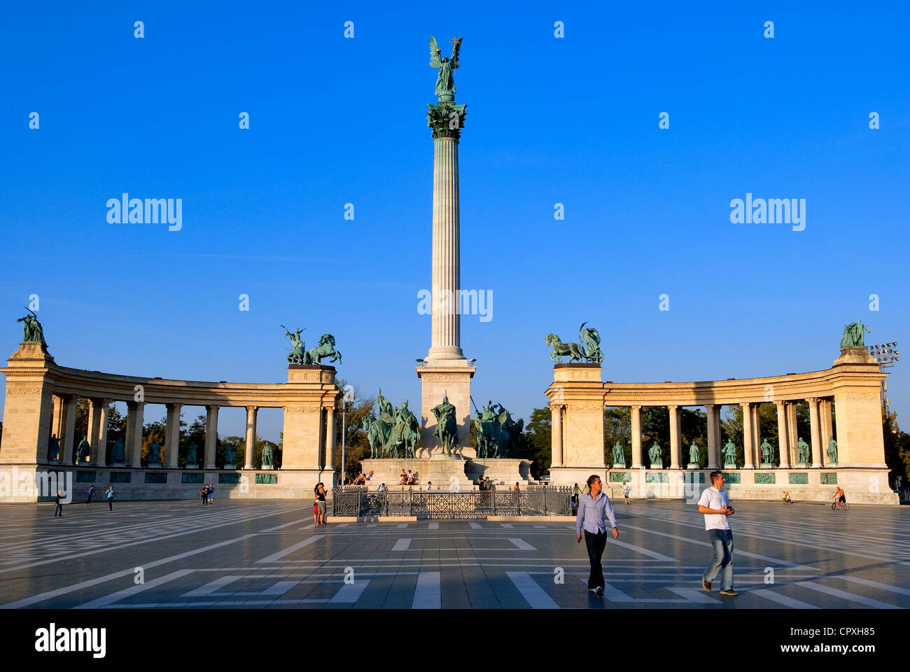 Ungarn Budapest Heroes Square Hosok Tere aufgeführt Millennium Monument als Weltkulturerbe von UNESCO-Spalte von 45 Meter hoch, mit Stockfoto