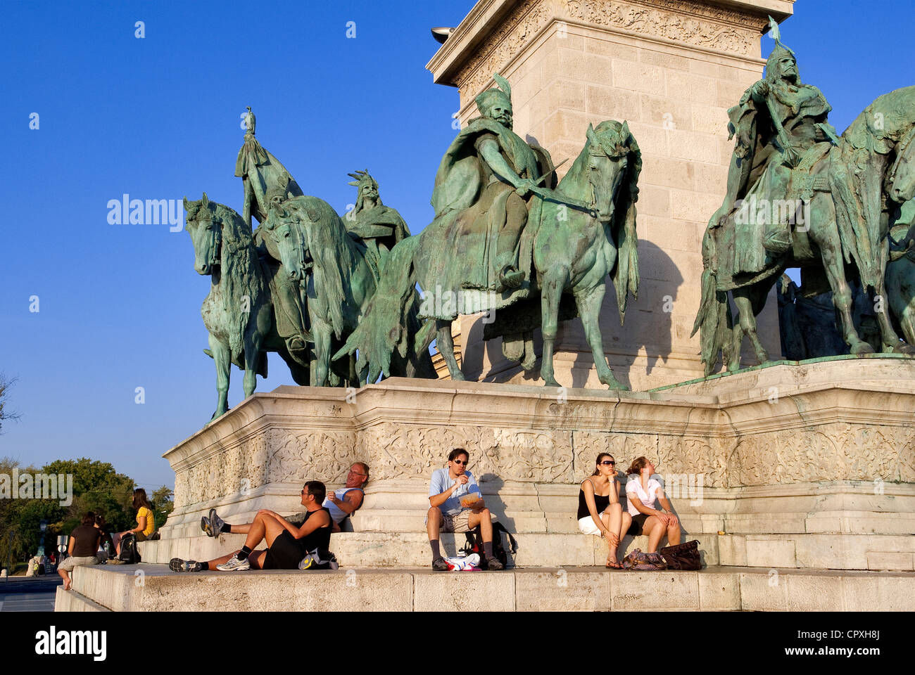 Ungarn Budapest Heroes Square Hosok Tere Weltkulturerbe von UNESCO Reiterstandbild von König Arpad umgeben von seinen Stockfoto