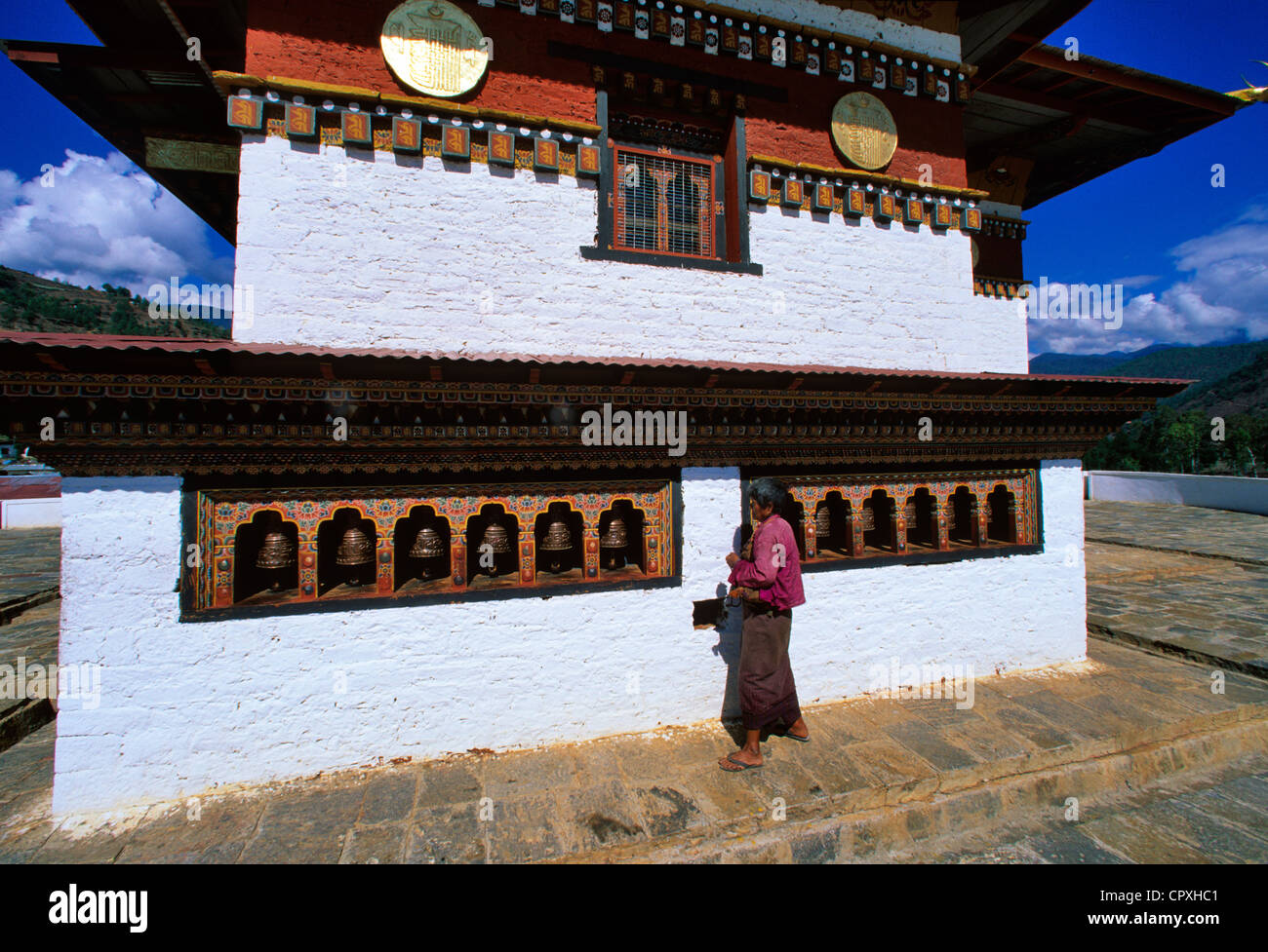 Bhutan Punakha Dzong buddhistischen Kloster Festung Datierung von 1637 Sitz der Hauptstadt während drei Jahrhunderten junge Frau mit Stockfoto